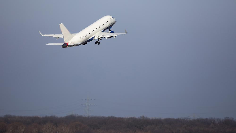 Startendes Flugzeug (Quelle: lichtmaster/Shutterstock)